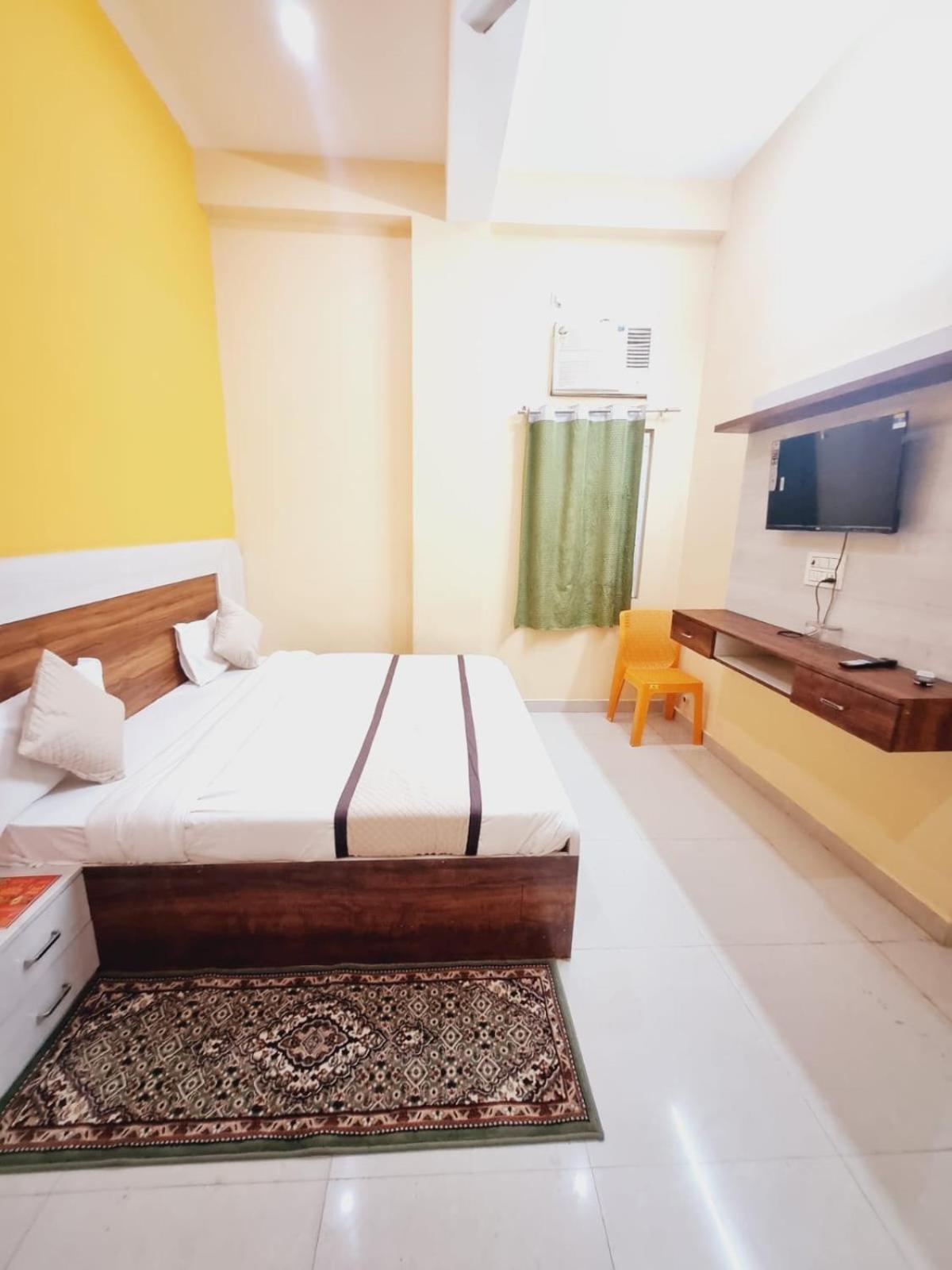 Tulip Best Rated Area In Vrindavan- Free 5g Wifi, Inhouse Parking Hotel